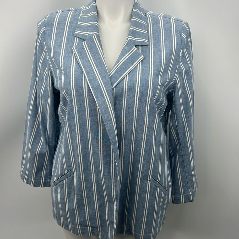 Chico’s Size 3 striped lightweight spring blazer